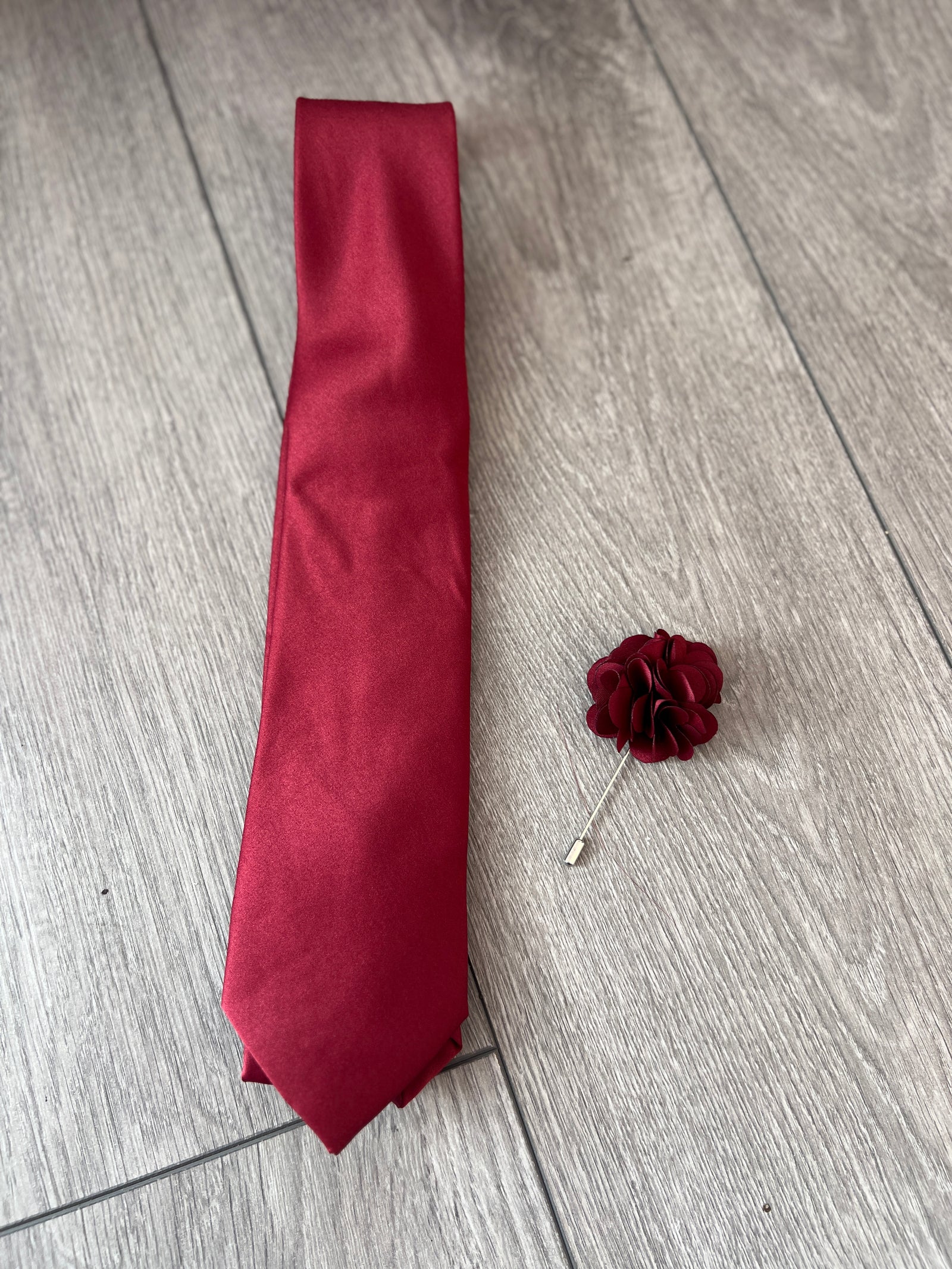 Burgundy Men’s Classic Tie & Pin
