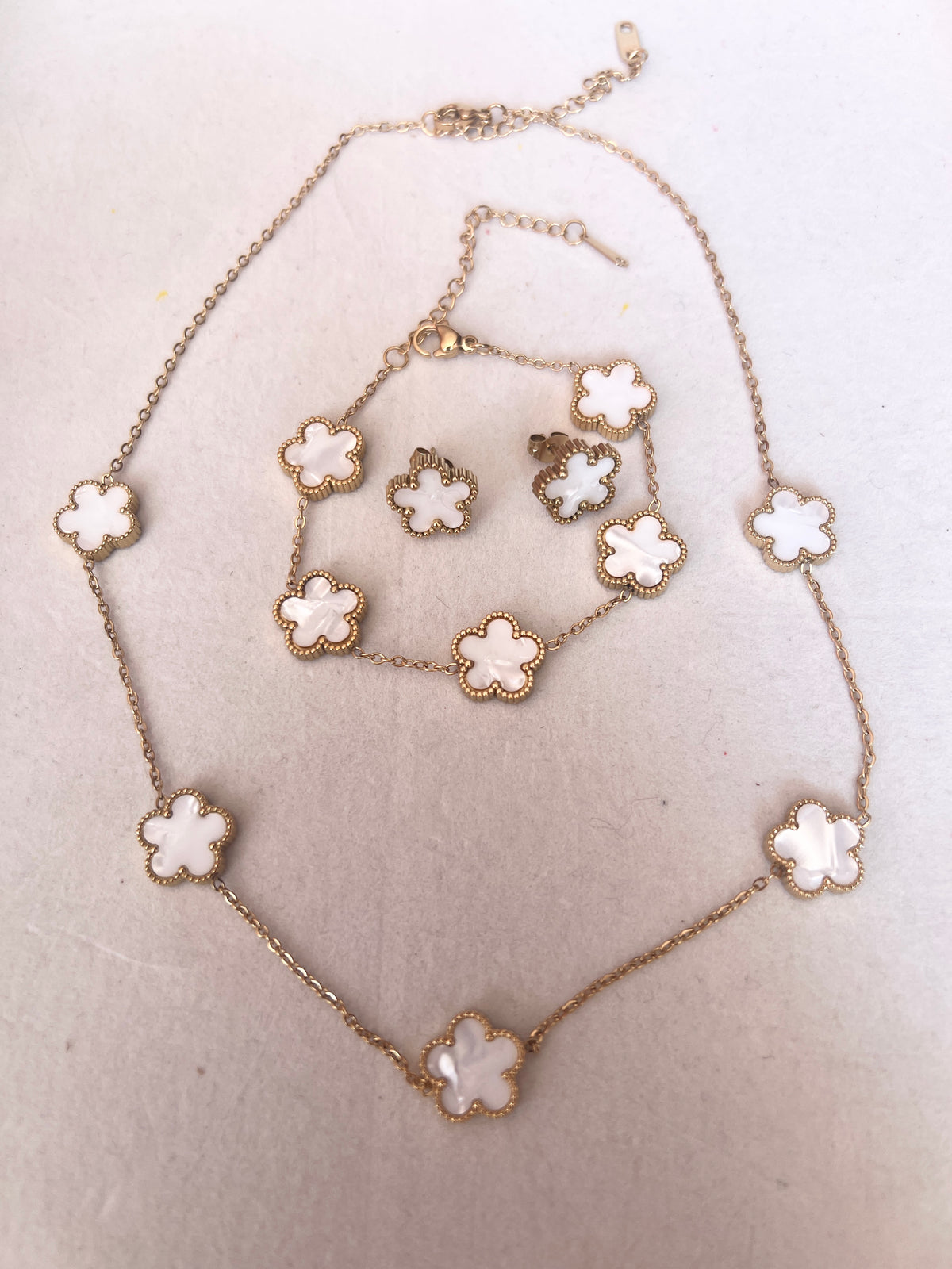 White Flower Necklace,Bracelet,Earrings Set