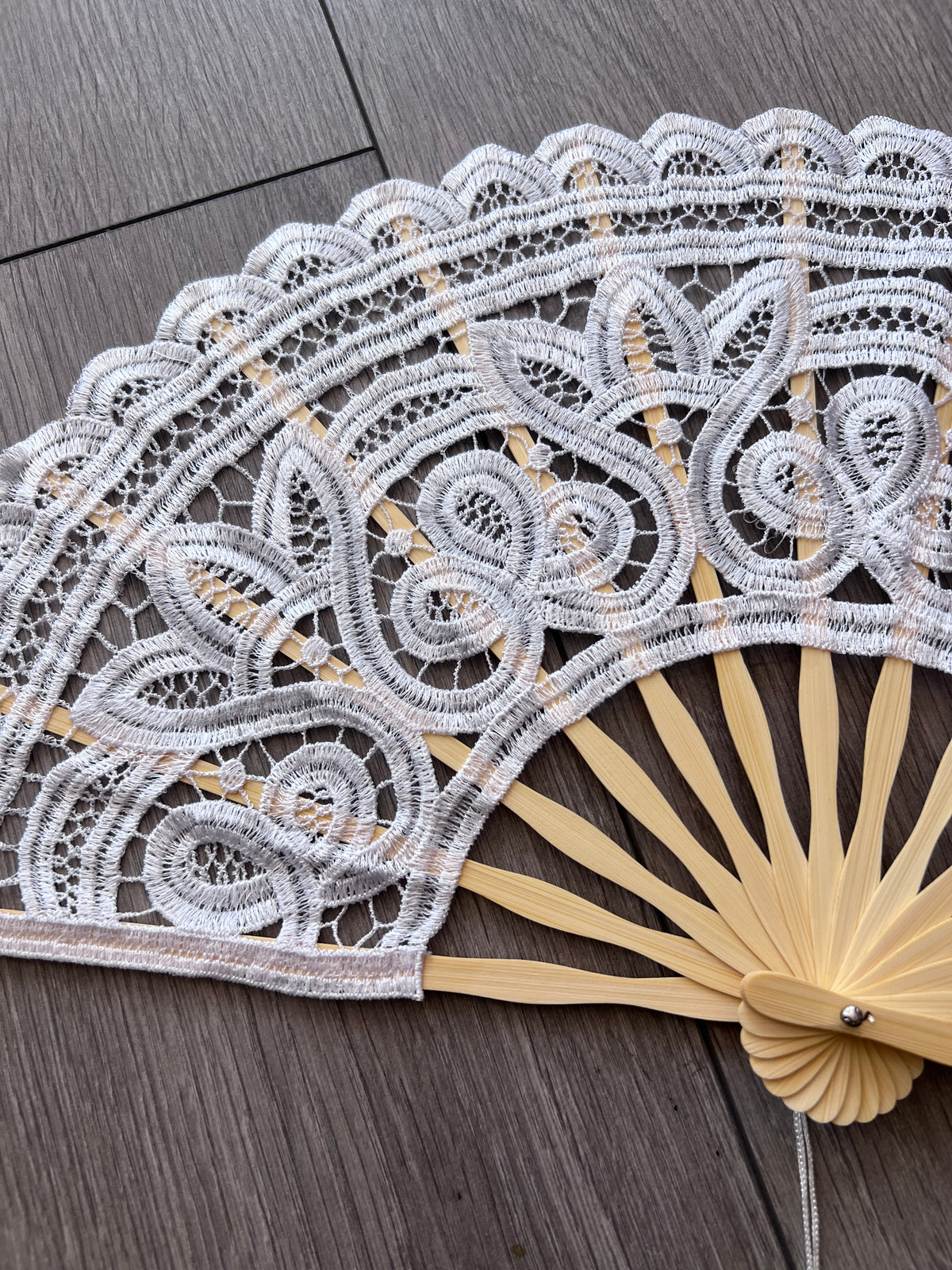 White Vintage Lace Handheld Foldable Fan