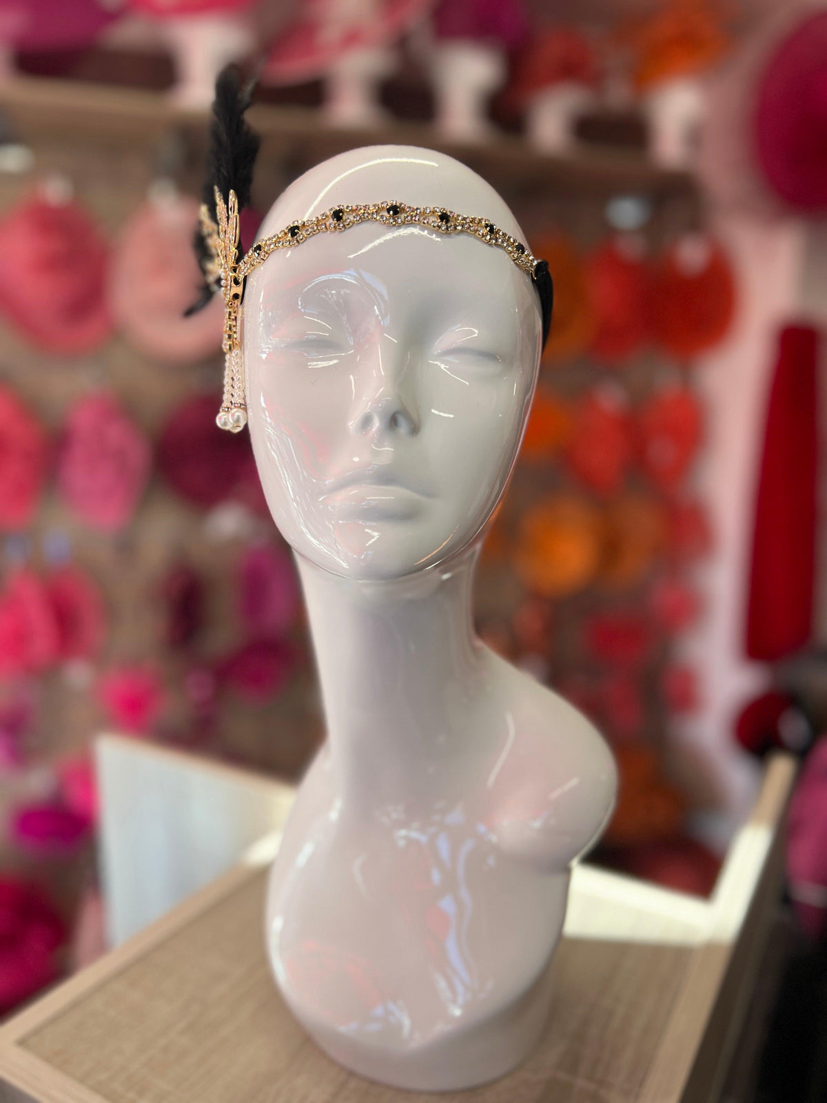 Black 1920&#39;s Style Feather Flapper Headpiece With Hanging Pearls