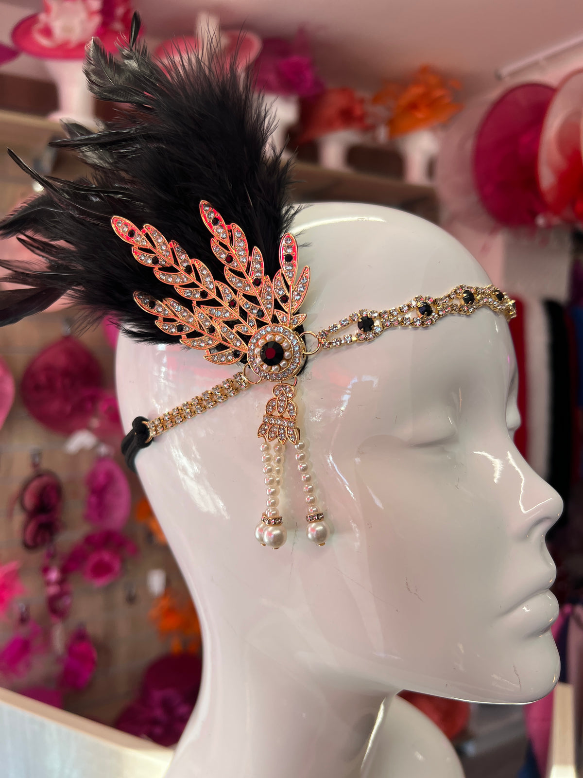 Black 1920&#39;s Style Feather Flapper Headpiece With Hanging Pearls