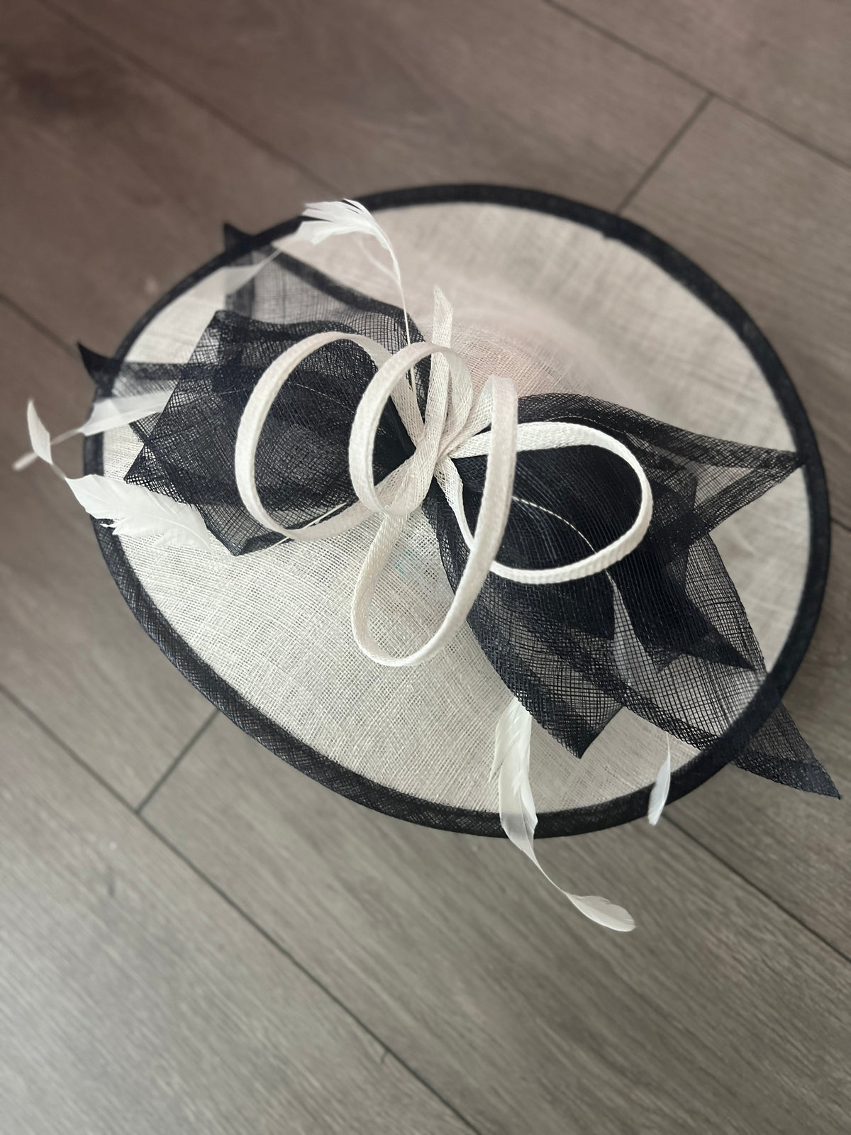 Classic Sinamay White &amp; Navy Hatinator with Bow-Fascinators Direct