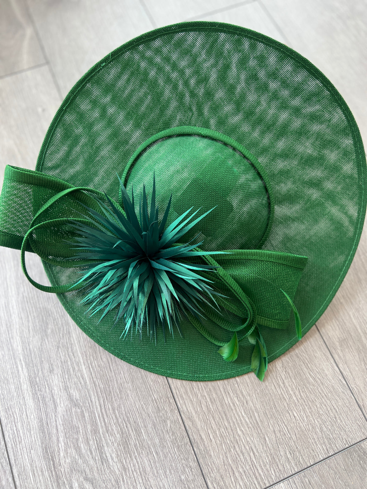 Emerald Green Saucer Hatinator With Feather Flower &amp; Loops