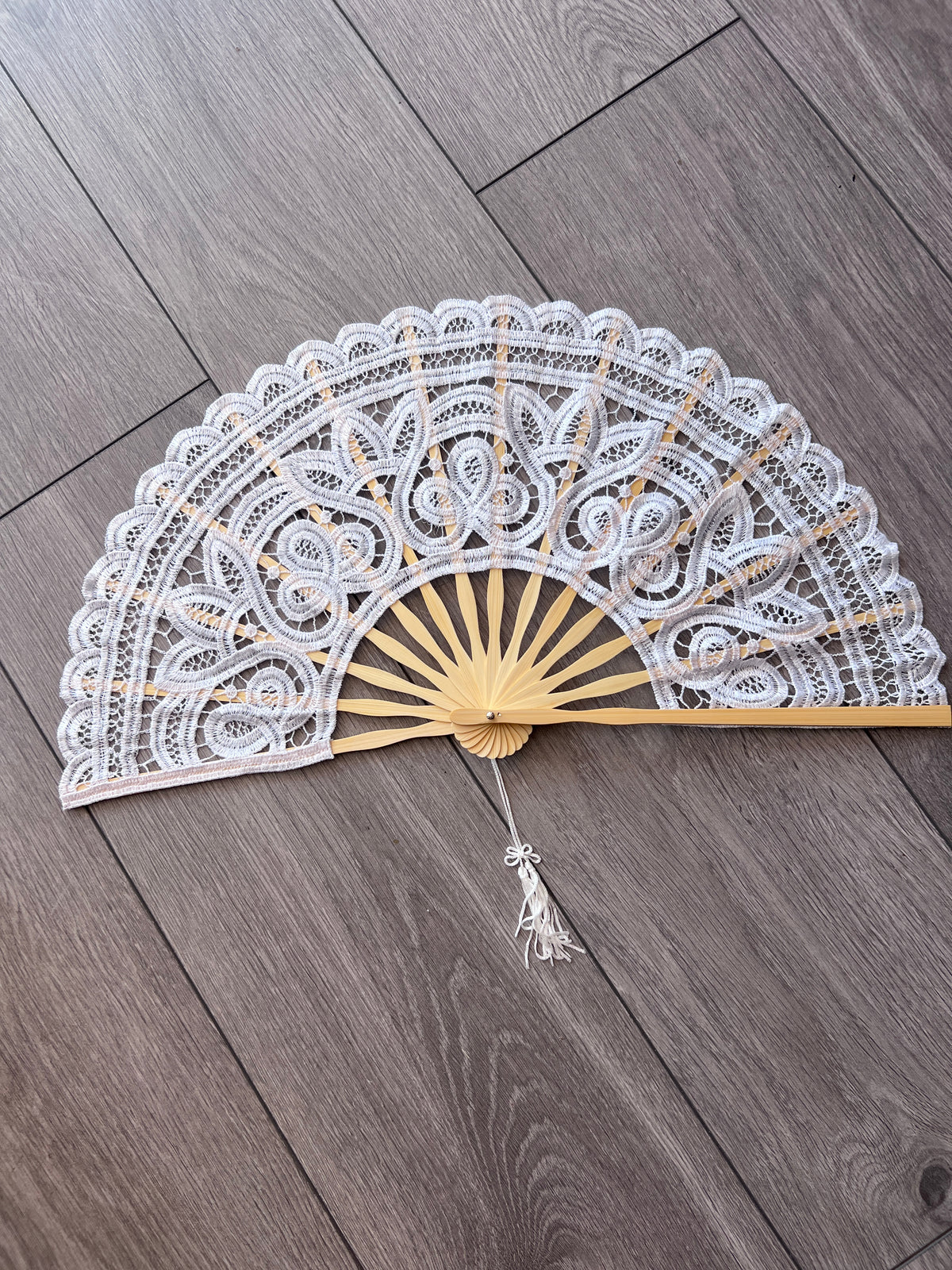 White Vintage Lace Handheld Foldable Fan