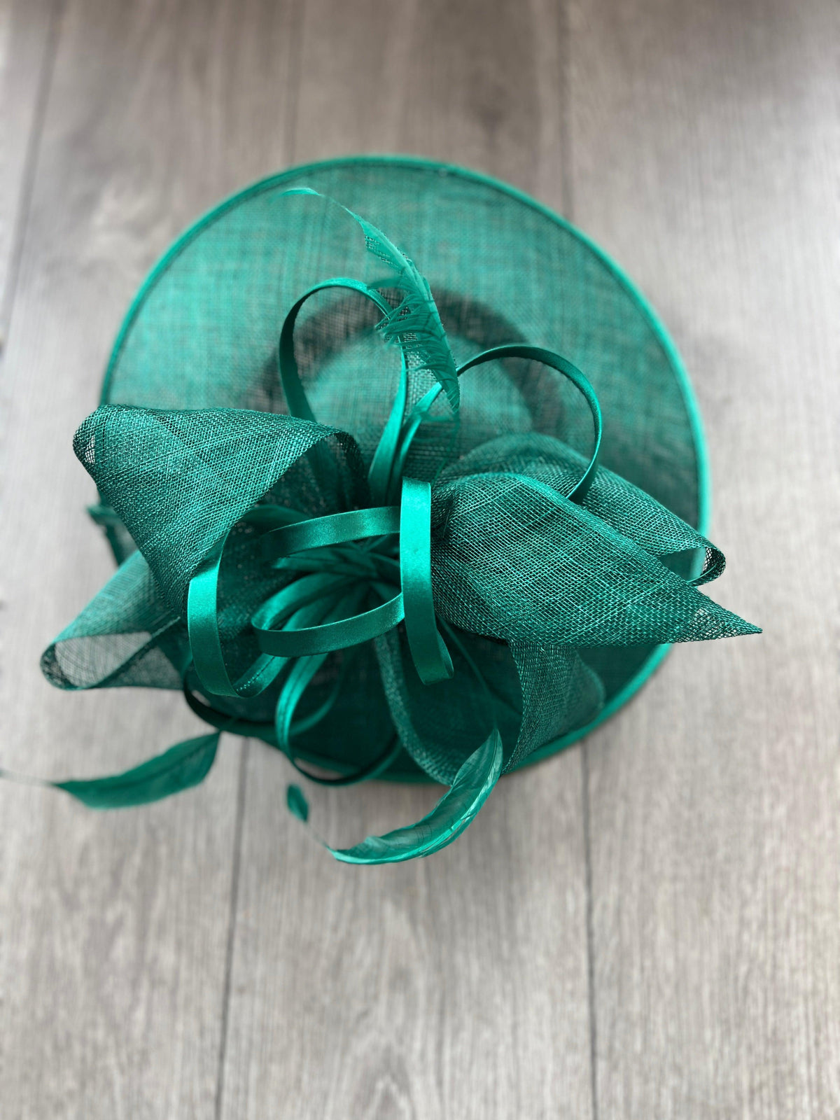 Emerald Green Saucer Hatinator With Decorative Bow-Fascinators Direct