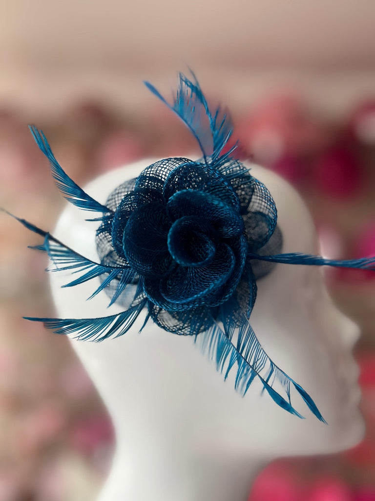 Fascinator Blu Navy Con Fiore In Mesh, Perline E Piume, Fascia E Clip Inclusa | Cappello Tea Party Vintage Per Matrimonio, Derby, Cocktail