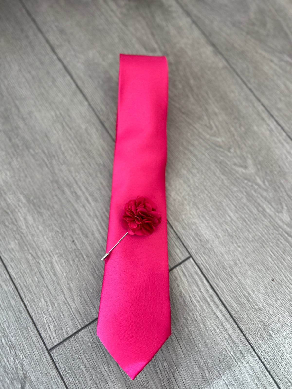 Fuchsia Pink Men’s Classic Tie &amp; Pin-Fascinators Direct