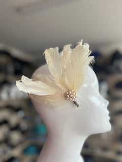Ivory Fascinator Clip / Ivory Feather Hair Clip display picture 2