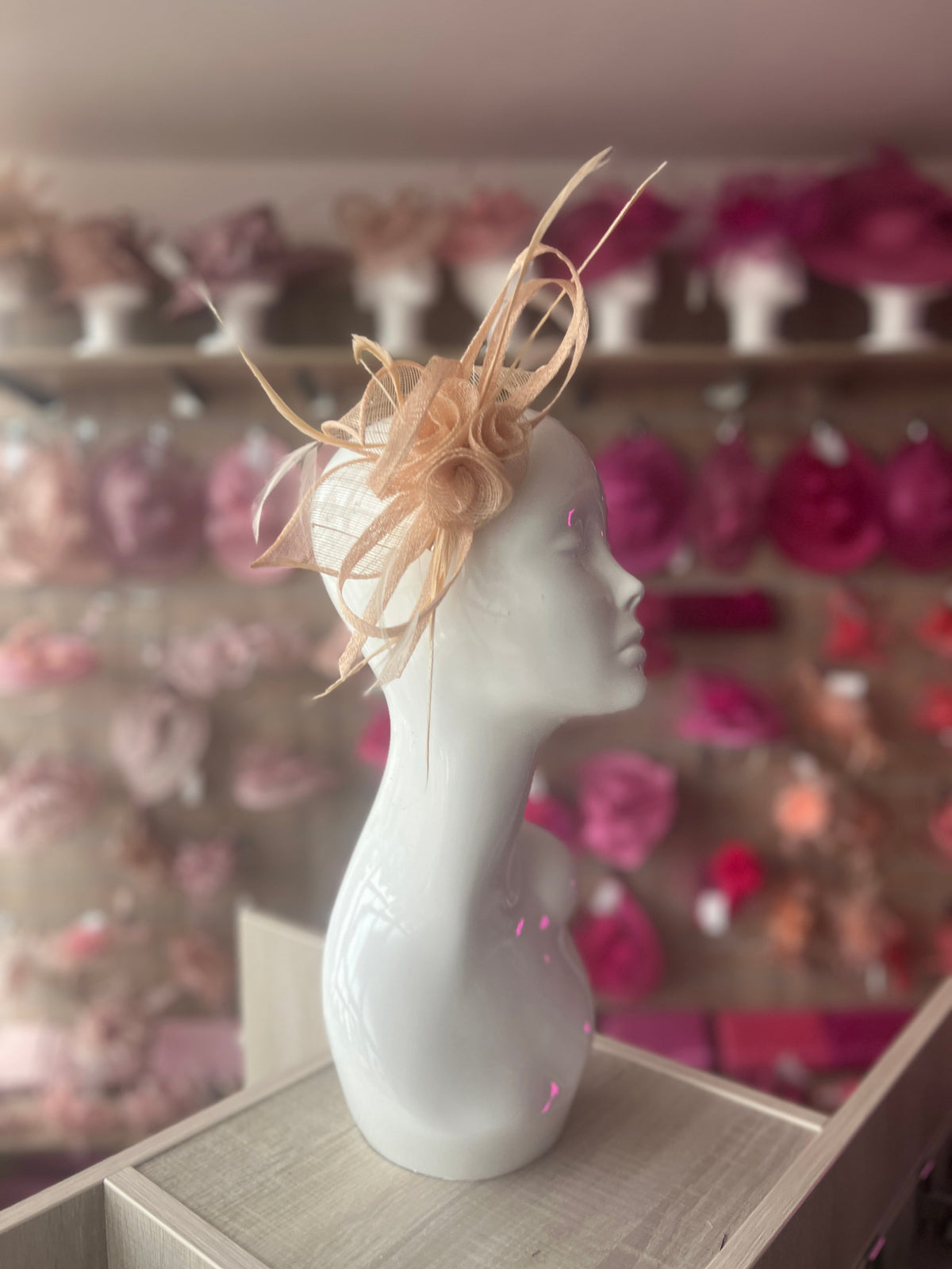Chapeau De Soleil Vintage Années 50 Pour Femme Chic Capeline Église Élégant Chapeau Bibi Chapeau De Mariage Avec Voile Ruban En Maille Plumes Fleurs Pour Cocktail, Mariée, Cérémonie, Rose, Taille