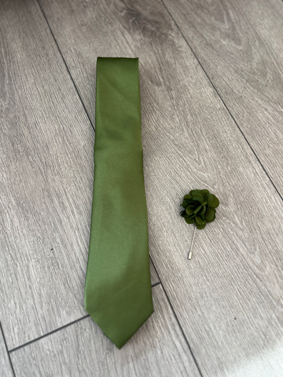 Olive Green Men’s Classic Tie &amp; Pin-Fascinators Direct