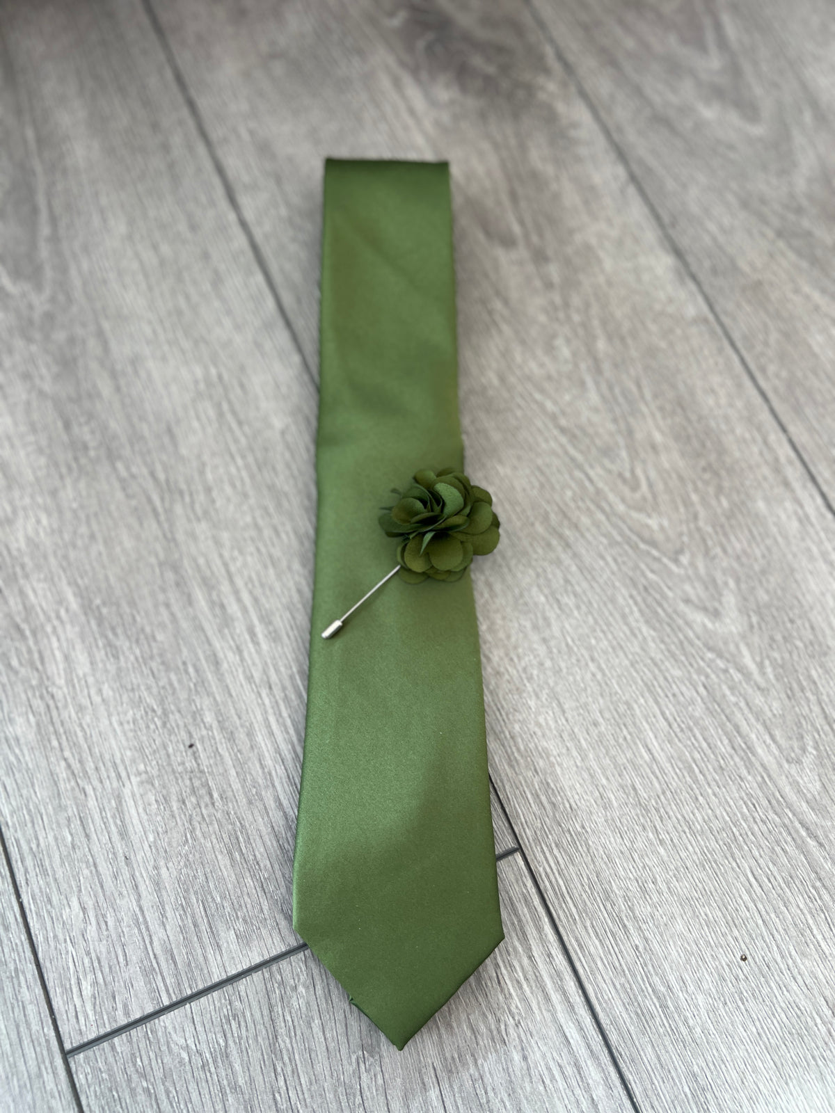 Olive Green Men’s Classic Tie &amp; Pin-Fascinators Direct