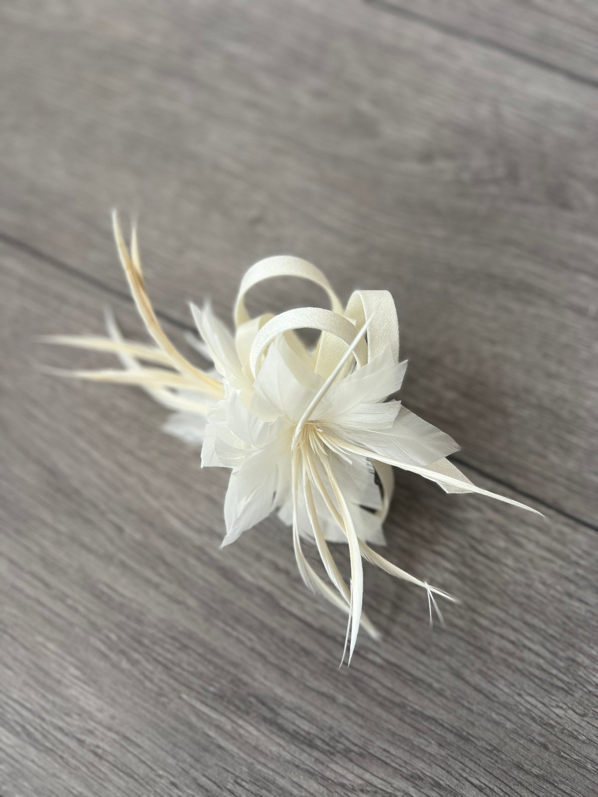 SMALL CREAM FASCINATOR CLIP WITH FEATHERS &amp; SATIN LOOPS-Fascinators Direct