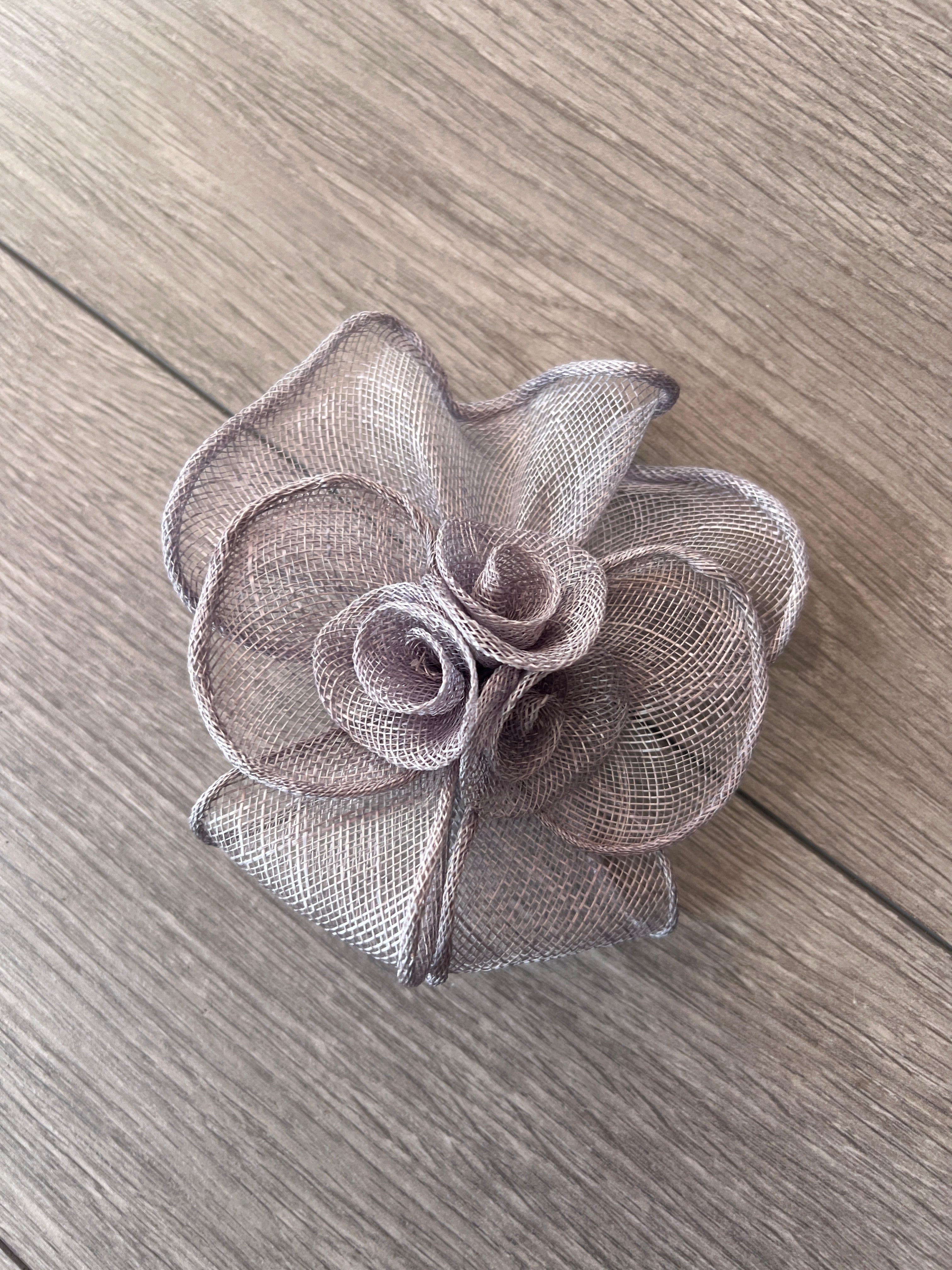 SMALL FLUTED SINAMAY SILVER HAIR FASCINATOR CLIP