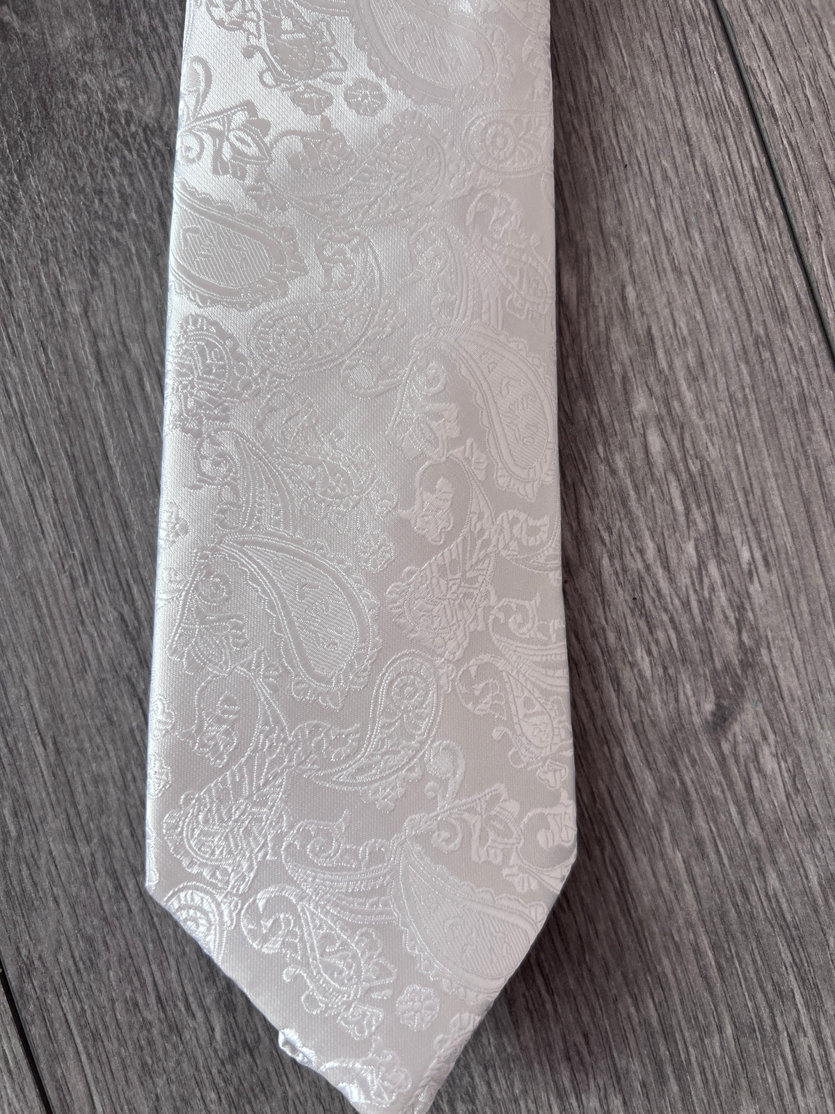 White Men’s Classic Paisley Tie-Fascinators Direct