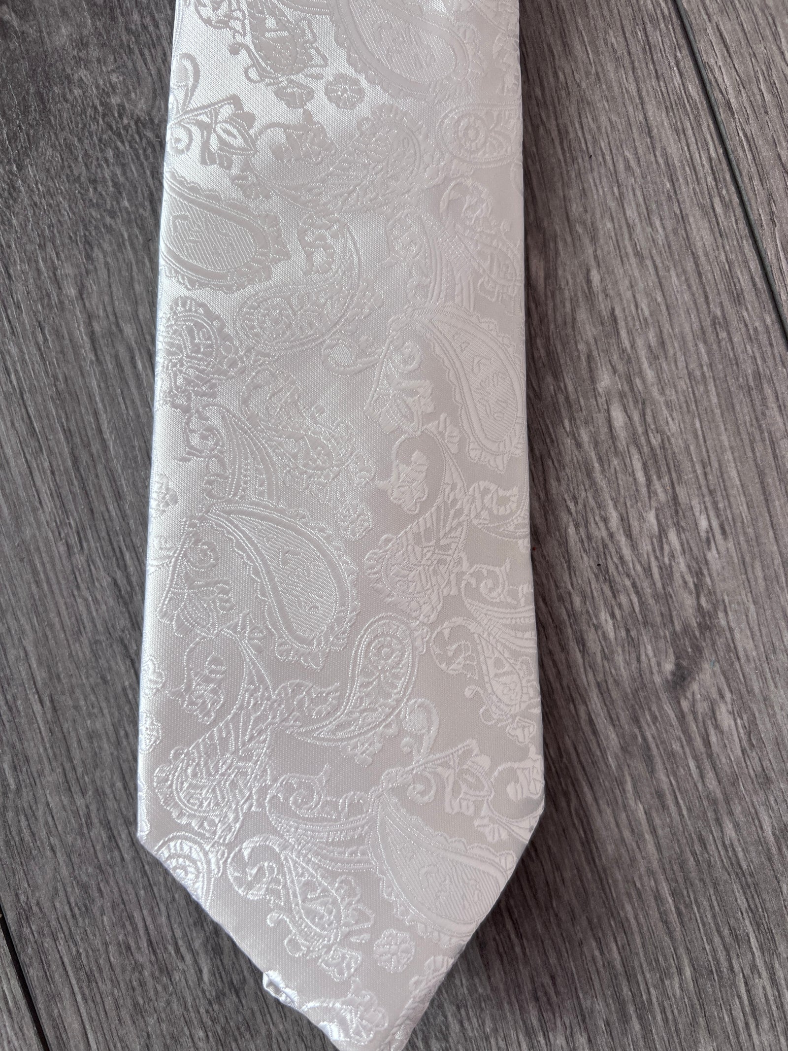 White Men’s Classic Paisley Tie-Fascinators Direct