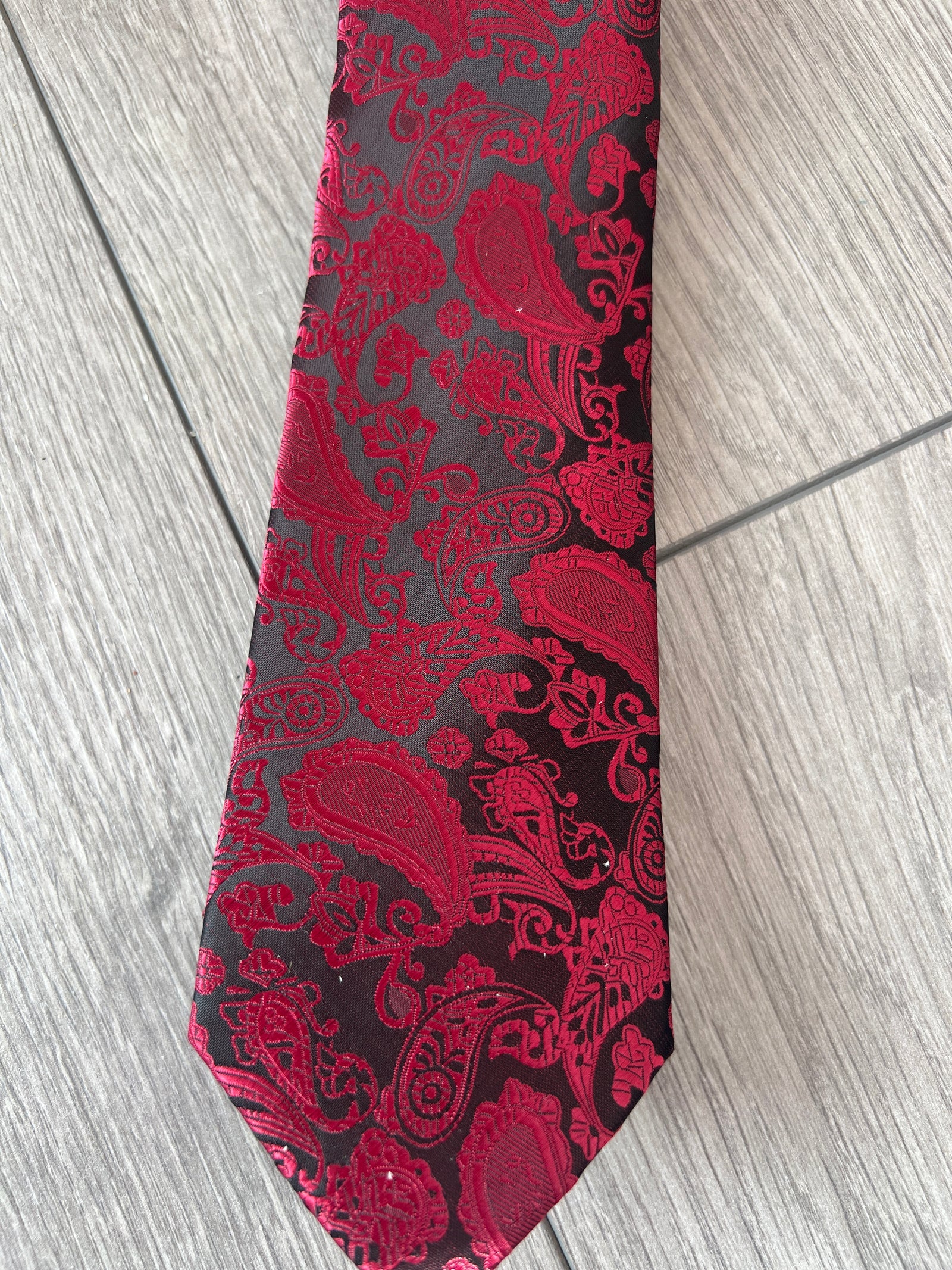 Wine & Black Men’s Classic Paisley Tie-Fascinators Direct